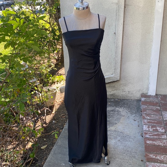 NWOT House Of Harlow stunning black spaghetti strap dress w/ruching & slit side - Picture 3 of 12